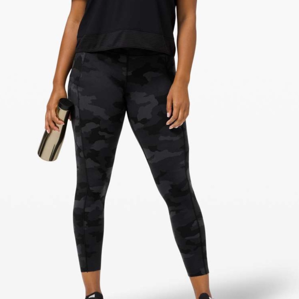 Lululemon Fast and Free Tight Leggings II 25" 
Black/Gray Camo
Size 8 Medium